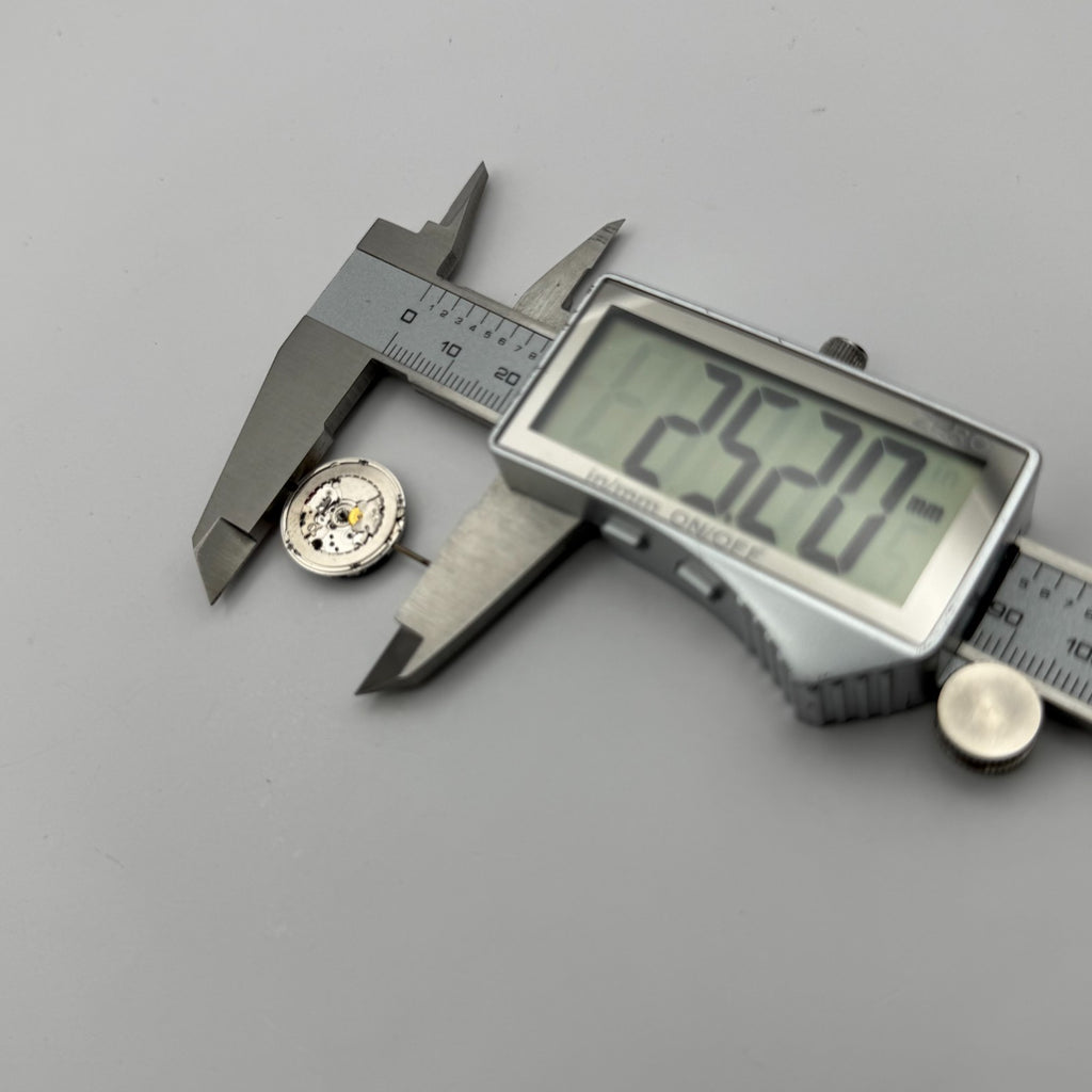 ETA 956.031 Watch Movement Quartz Eterna Swiss 7 Jewels Parts Untested 17.4mm