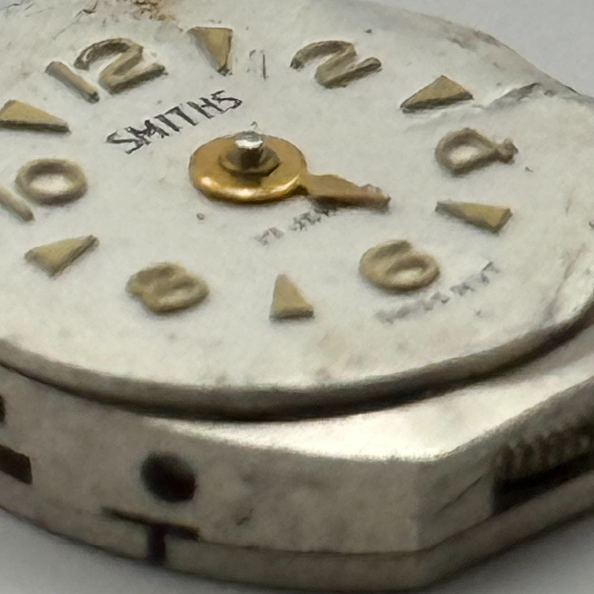 Smiths 950 Watch Movement 17 Jewels Swiss Bad Condition For Parts Repair 12.9mm