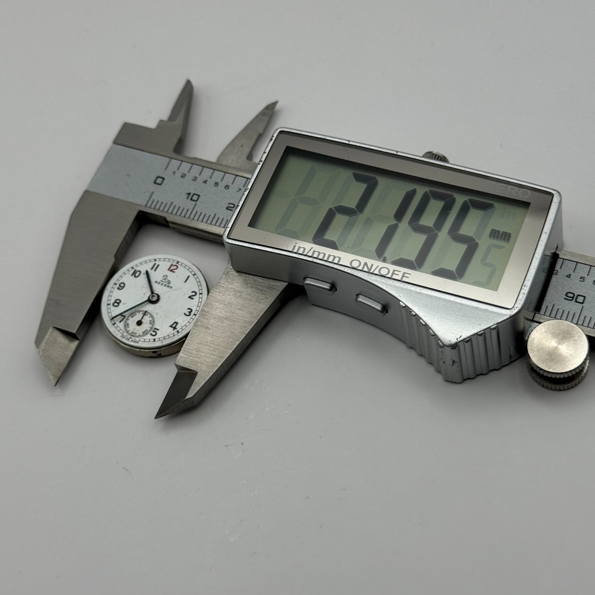 Record 160 Watch Movement - Sub Seconds 15 Jewels - For Parts / Repair - 21.9mm