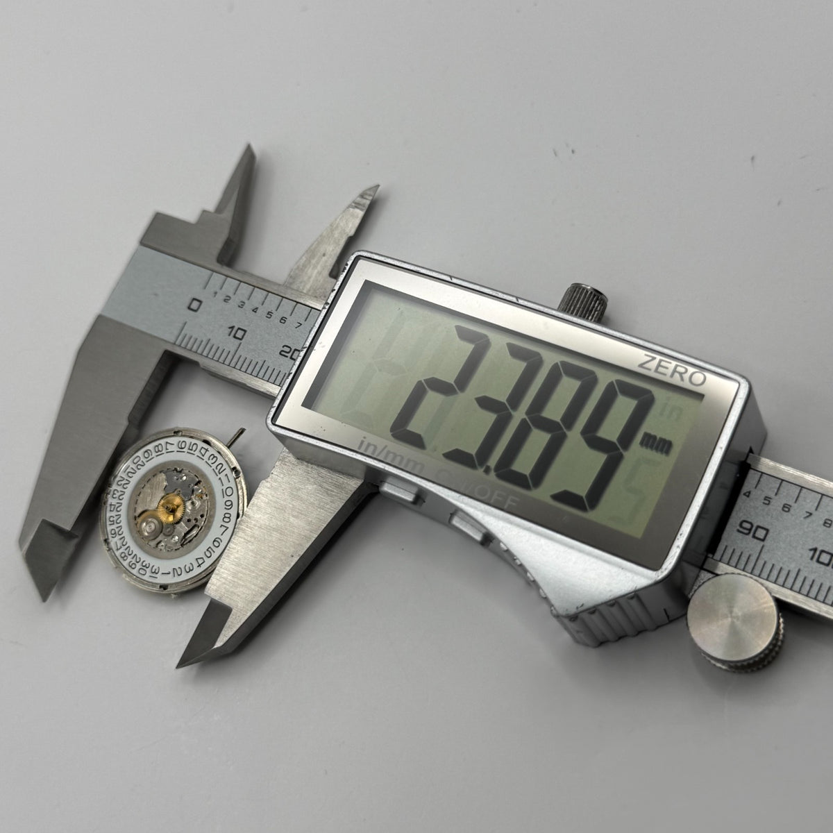 ETA 555.411 Watch Movement Running Quartz Swiss 5 Jewels Parts Repair 23.8mm