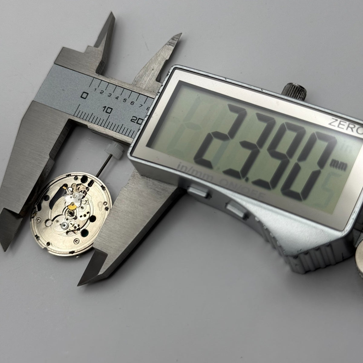 ETA 555.412 Watch Movement Running Quartz Swiss 7 Jewels Parts Repair 23.9mm