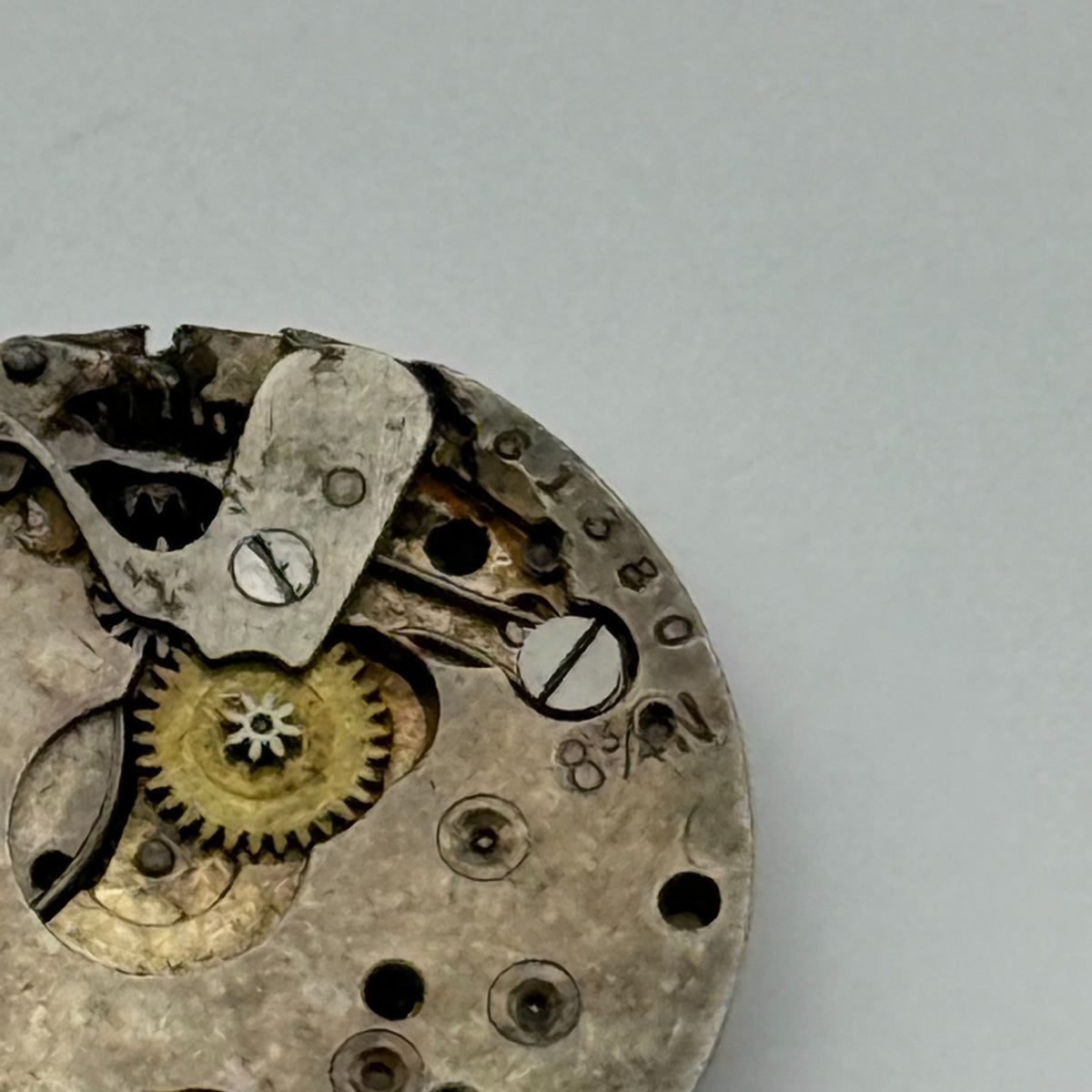 Buren 8 3/4 15 Jewels Watch Movement - For Parts / Repair - 19.7mm