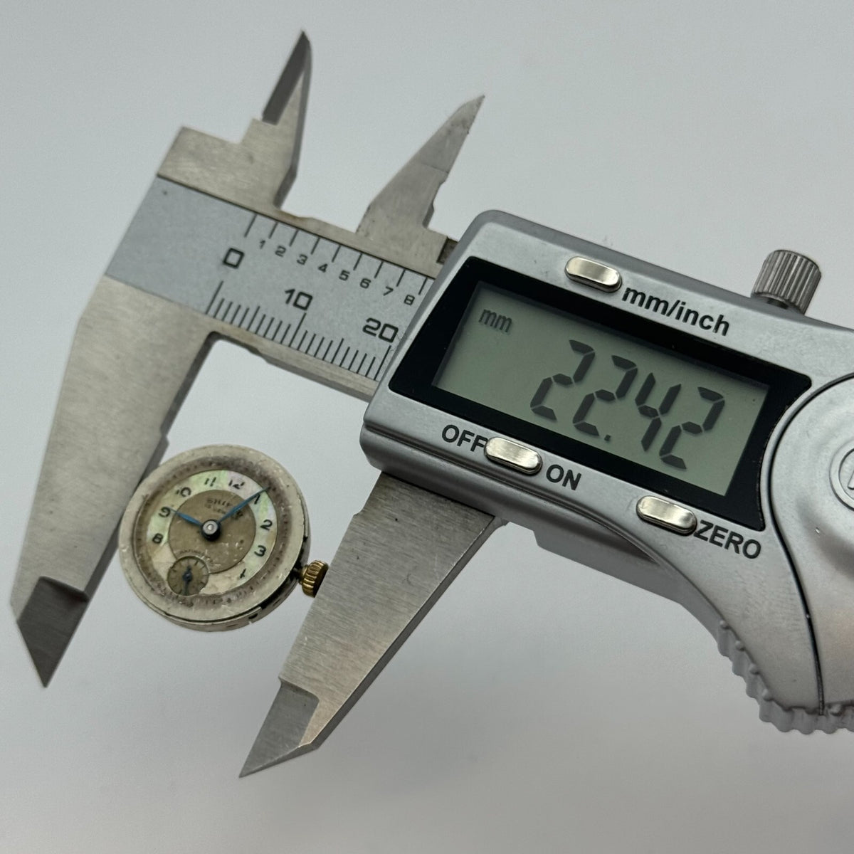 Peseux P 220 Watch Movement - Shield 15 Jewels - For Parts / Repair - 19.7mm