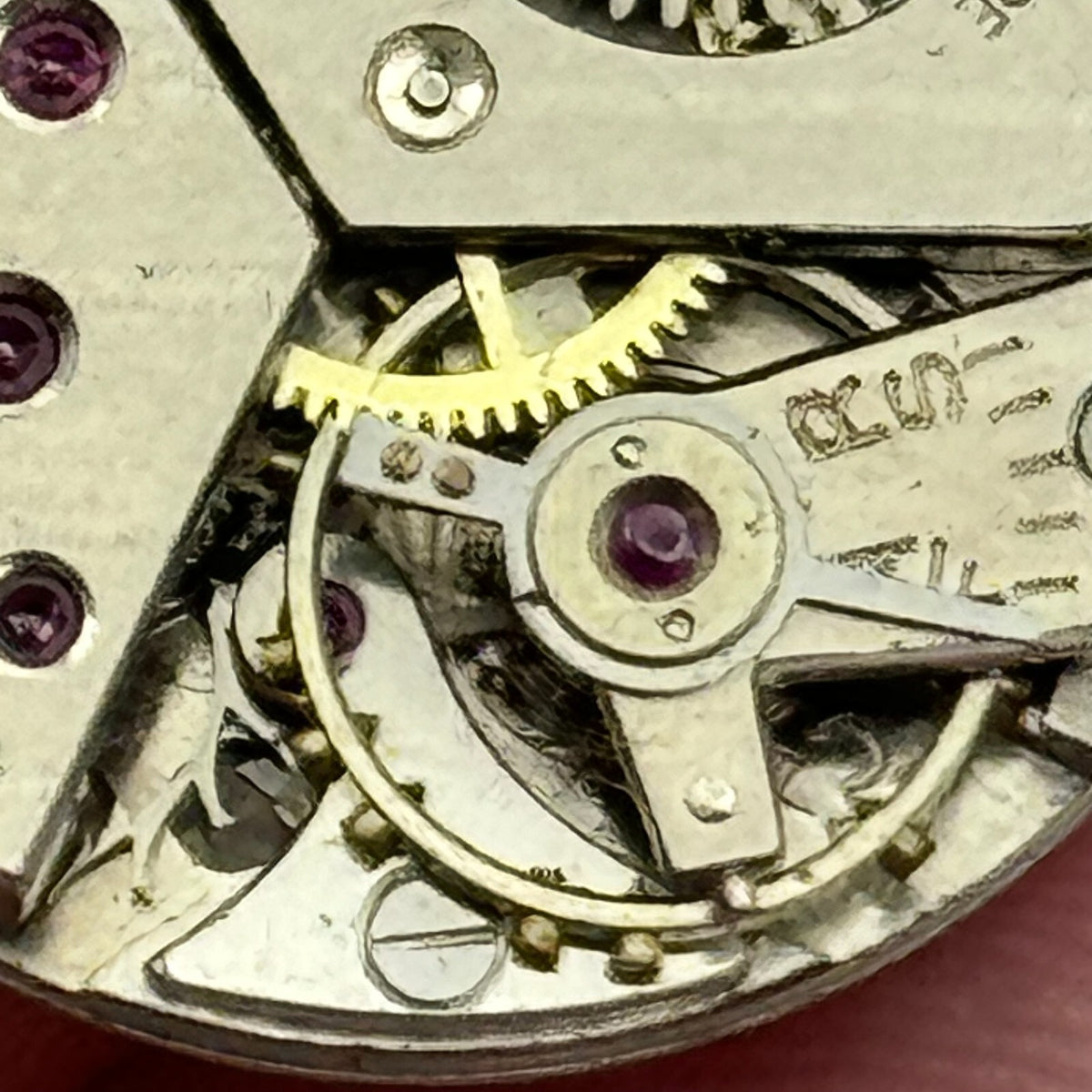 Peseux P 220 Watch Movement - Shield 15 Jewels - For Parts / Repair - 19.7mm