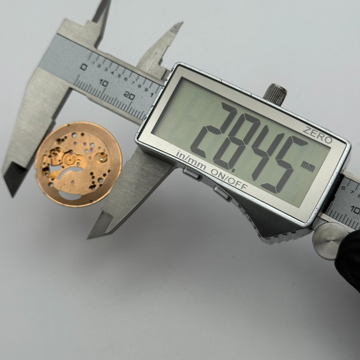 Unidentified Incomplete Watch Movement - For Parts / Repair - 28.4mm
