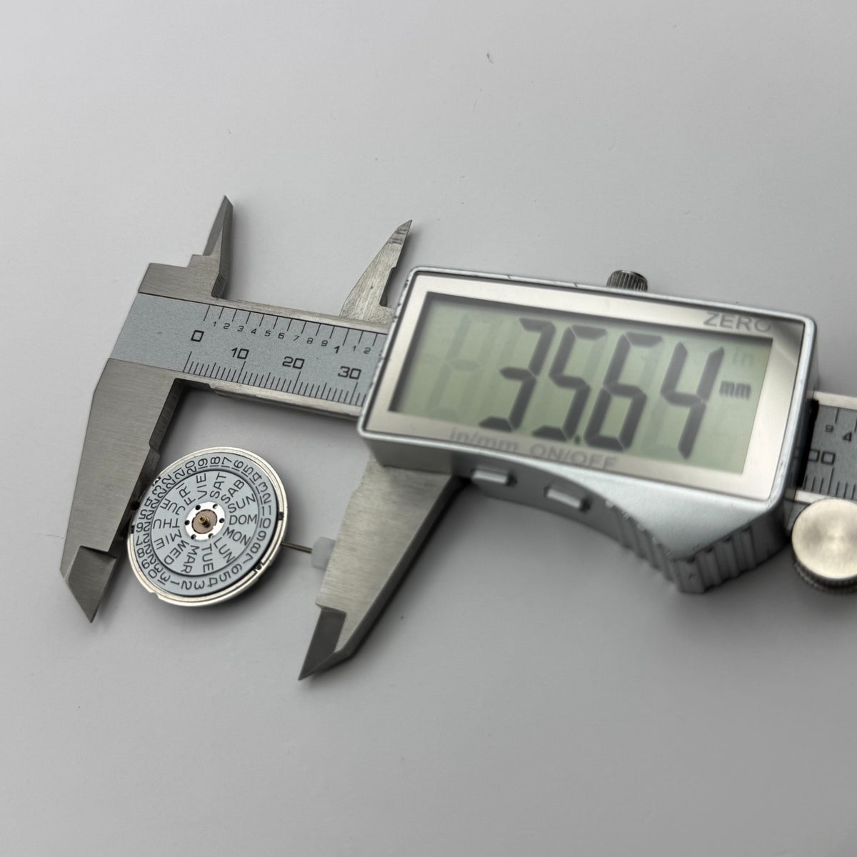 ETA 955.121 Watch Movement - Tissot 3233 Quartz Day Date For Spare Parts 26.2mm