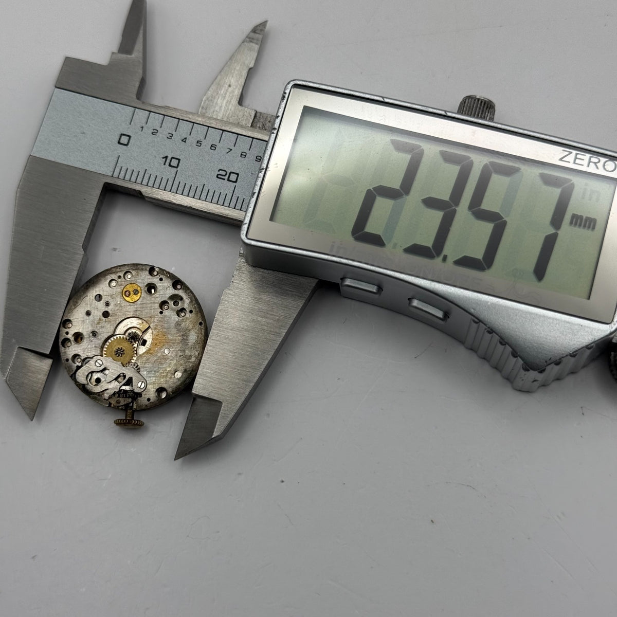 Unidentified Watch Movement 15 Jewels Swiss Manual Wind Parts Repair Spares 26mm