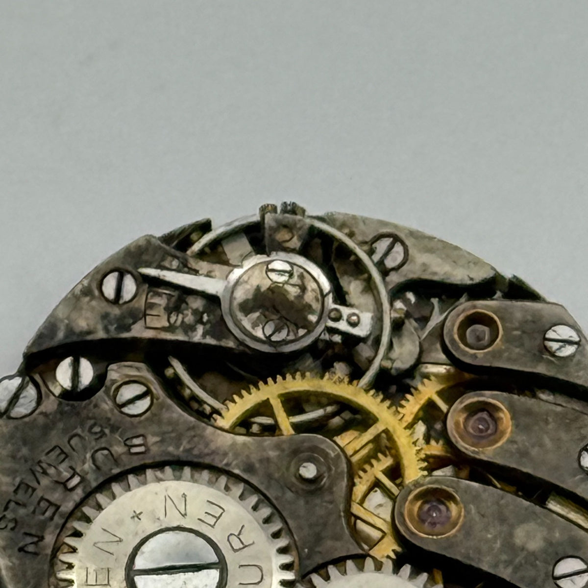 Buren 8 3/4 15 Jewels Watch Movement - For Parts / Repair - 19.7mm