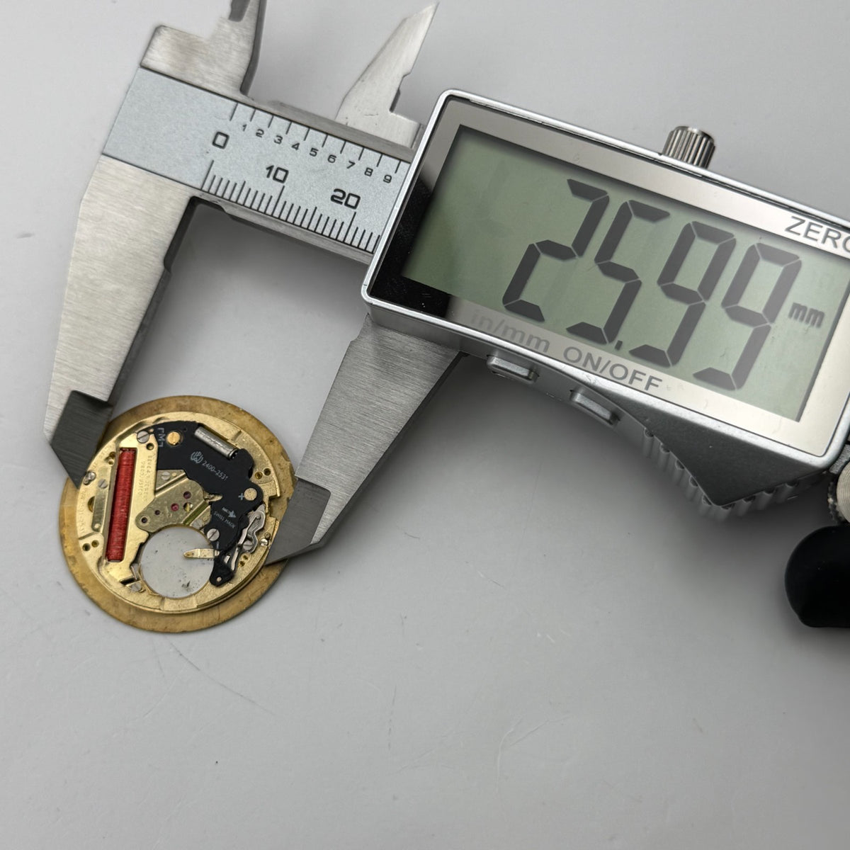 PUW 2501-2531 Watch Movement UNTESTED Quartz Marvin Revue 7J Swiss Parts 26.1mm