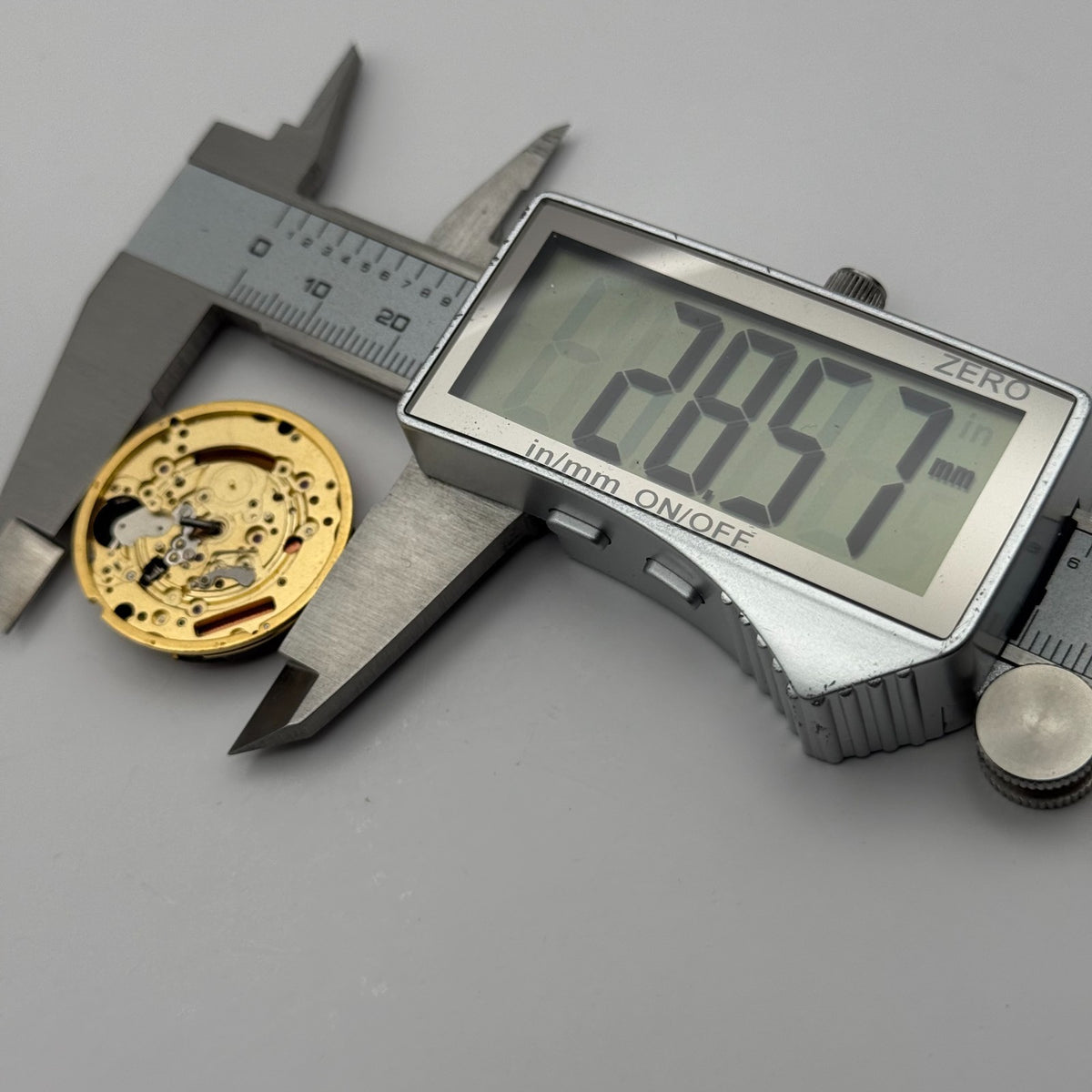 Unidentified Watch Movement - Quartz Spares - For Parts / Repair - 28.5mm