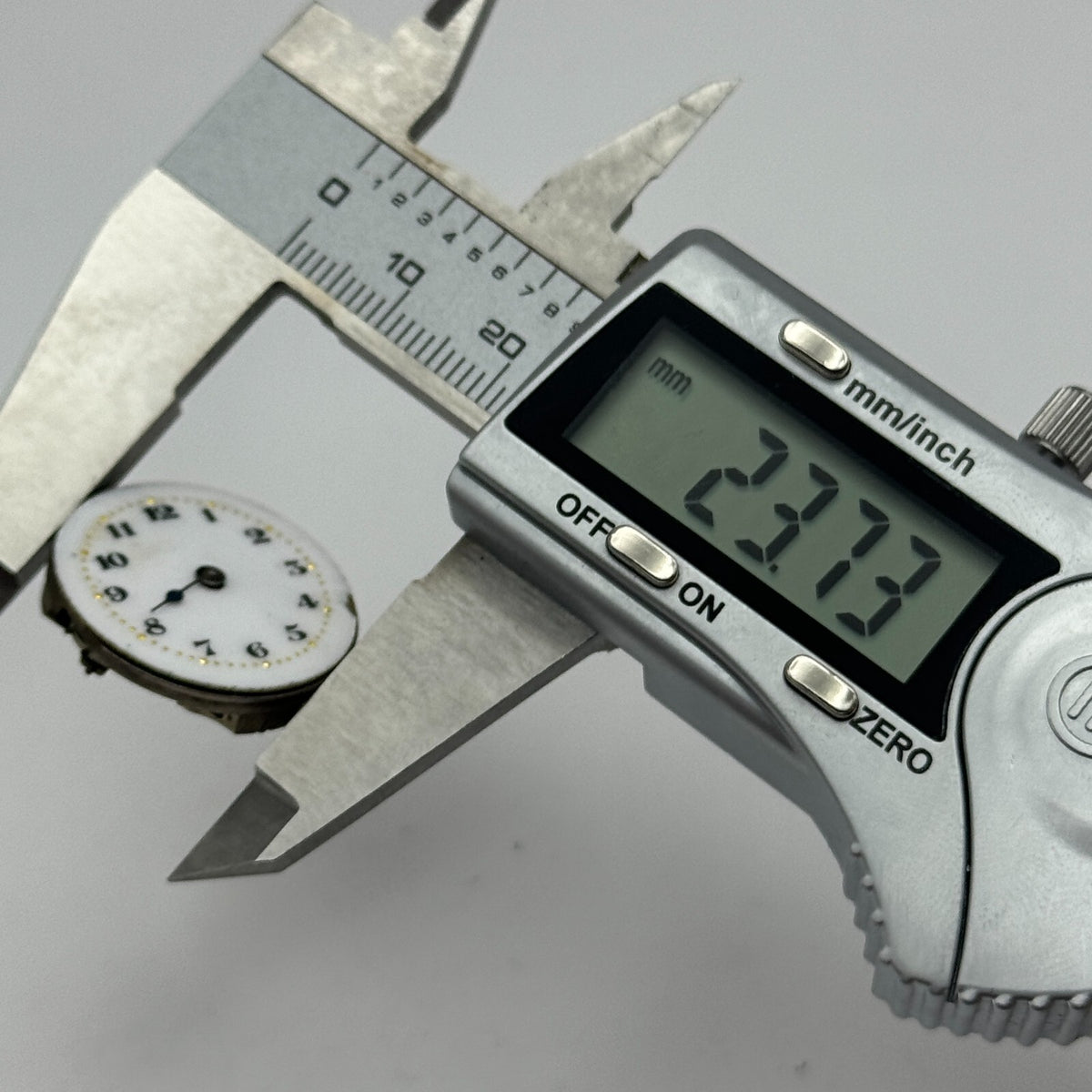 Porcelain Dial Watch Movement Swiss 15 Jewels Manual Wind Parts 23.7mm 