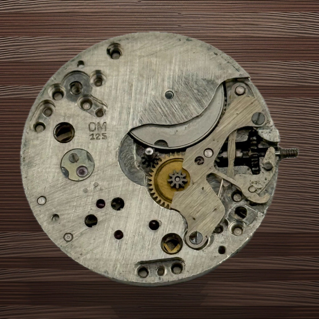OM 125 Watch Movement - 17 Jewels - For Parts / Repair - 23.3mm