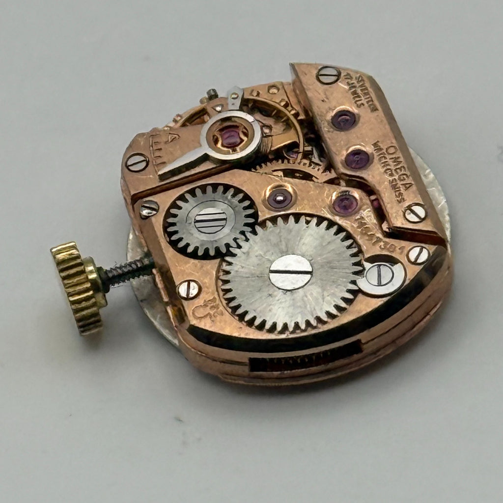 Omega 244 Watch Movement - Ladies 17 Jewels - For Parts / Repair - 17.9mm